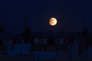 Eclipse partielle de pleine Lune sur les toits de Paris