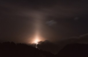 Lever de Lune et colonne lunaire