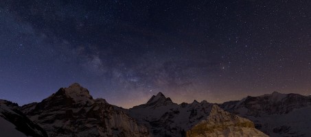 Voie Lactée sur le Wetterhorn, le Schreckhorn, le Finsteraarhor